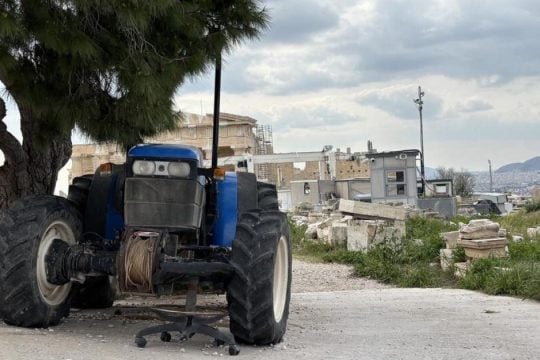 Ενα τρακτέρ στην Ακρόπολη